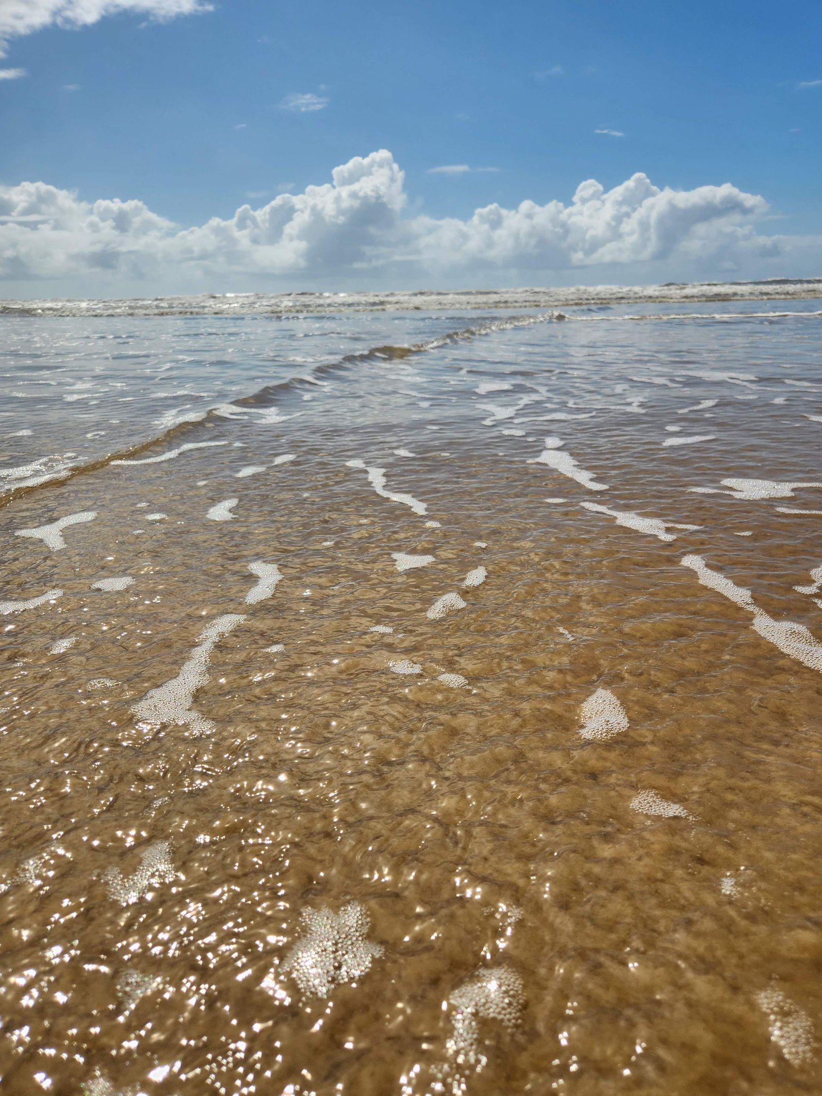 Praia de aguas mornas no entorno